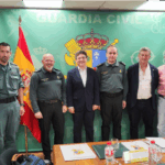 Foto de familia tras la reunión entre la Guardia Civil, el Gobierno de Aragón y FARCAZA para tratar el problema del furtivismo.