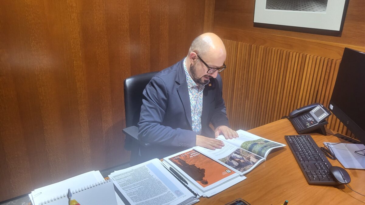 El portavoz del PAR en las Cortes de Aragón, Alberto Izquierdo, consultando los documentos entregados por FARCAZA.