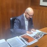 El portavoz del PAR en las Cortes de Aragón, Alberto Izquierdo, consultando los documentos entregados por FARCAZA.