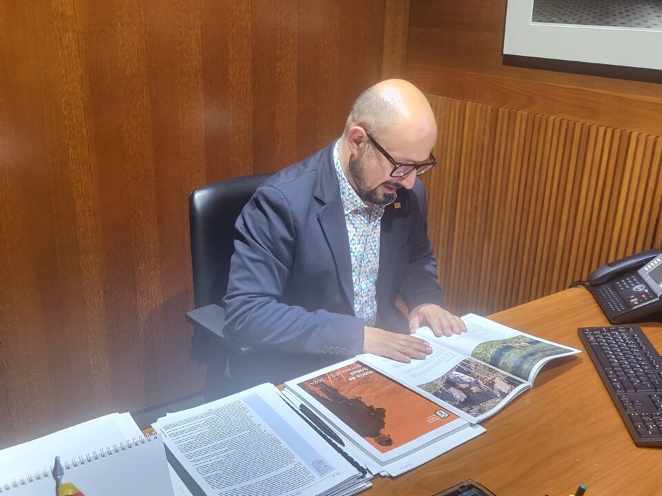 El portavoz del PAR en las Cortes de Aragón, Alberto Izquierdo, consultando los documentos entregados por FARCAZA.